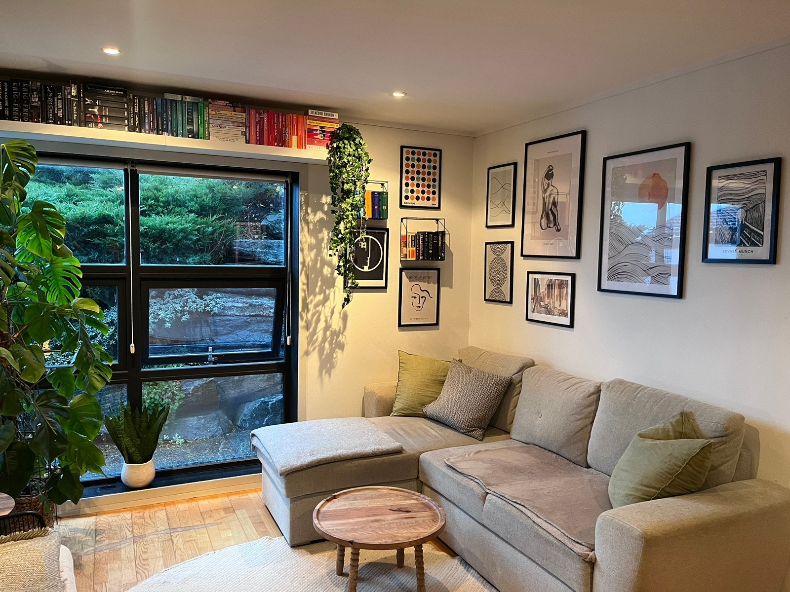 Sofakrok med vinduer ut i hagen Galleribilde