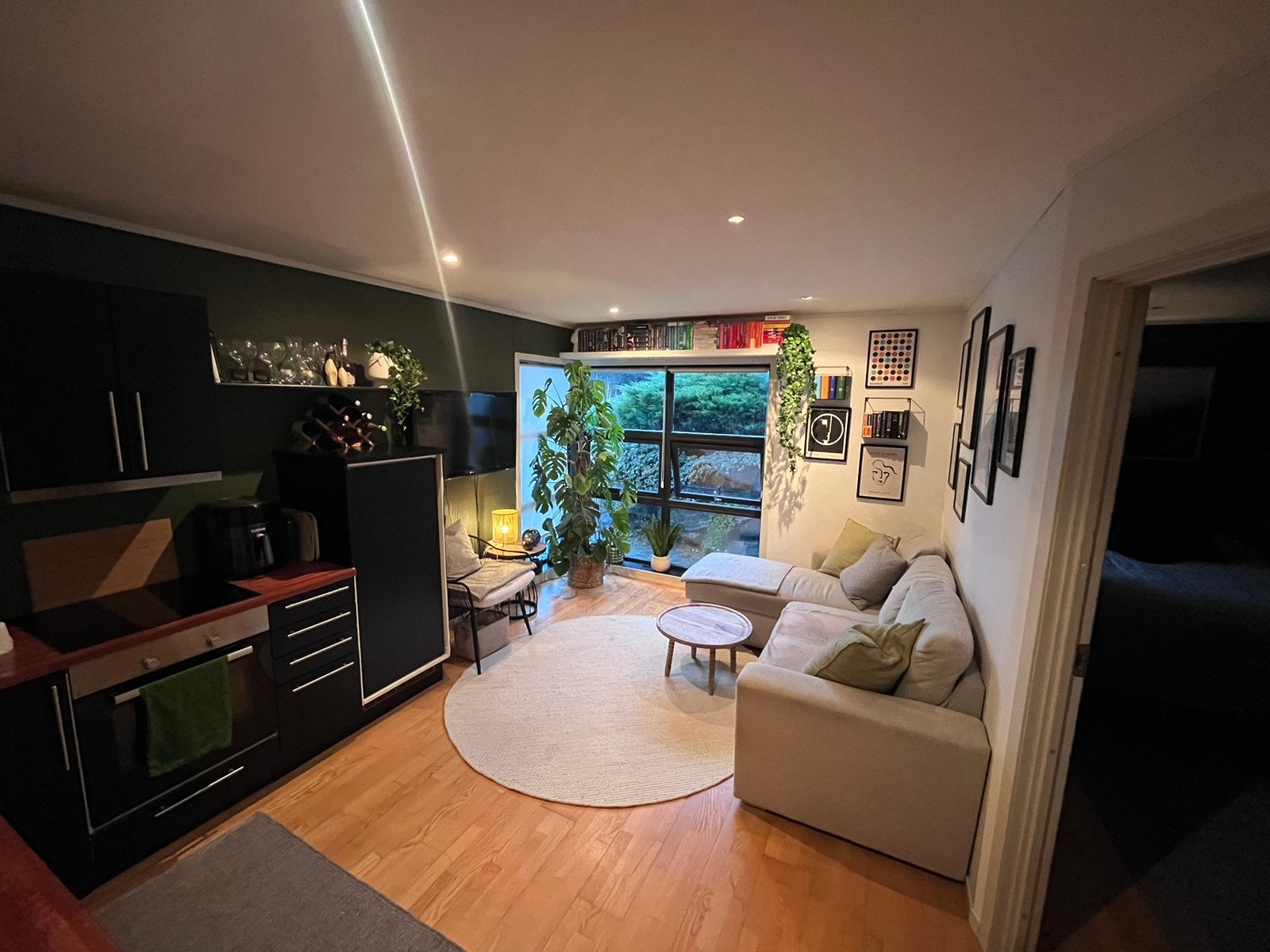 Stue og kjøkken i ett. Dør til soverom Galleribilde