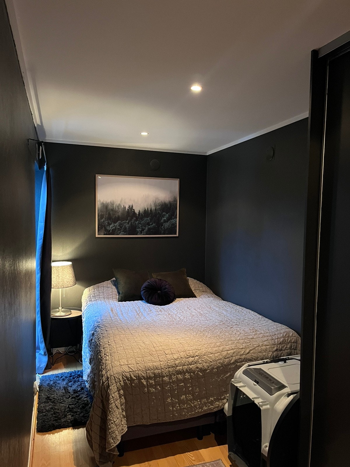 Soverom med plass til liten dobbeltseng og med skyvedørsgarderobe Galleribilde