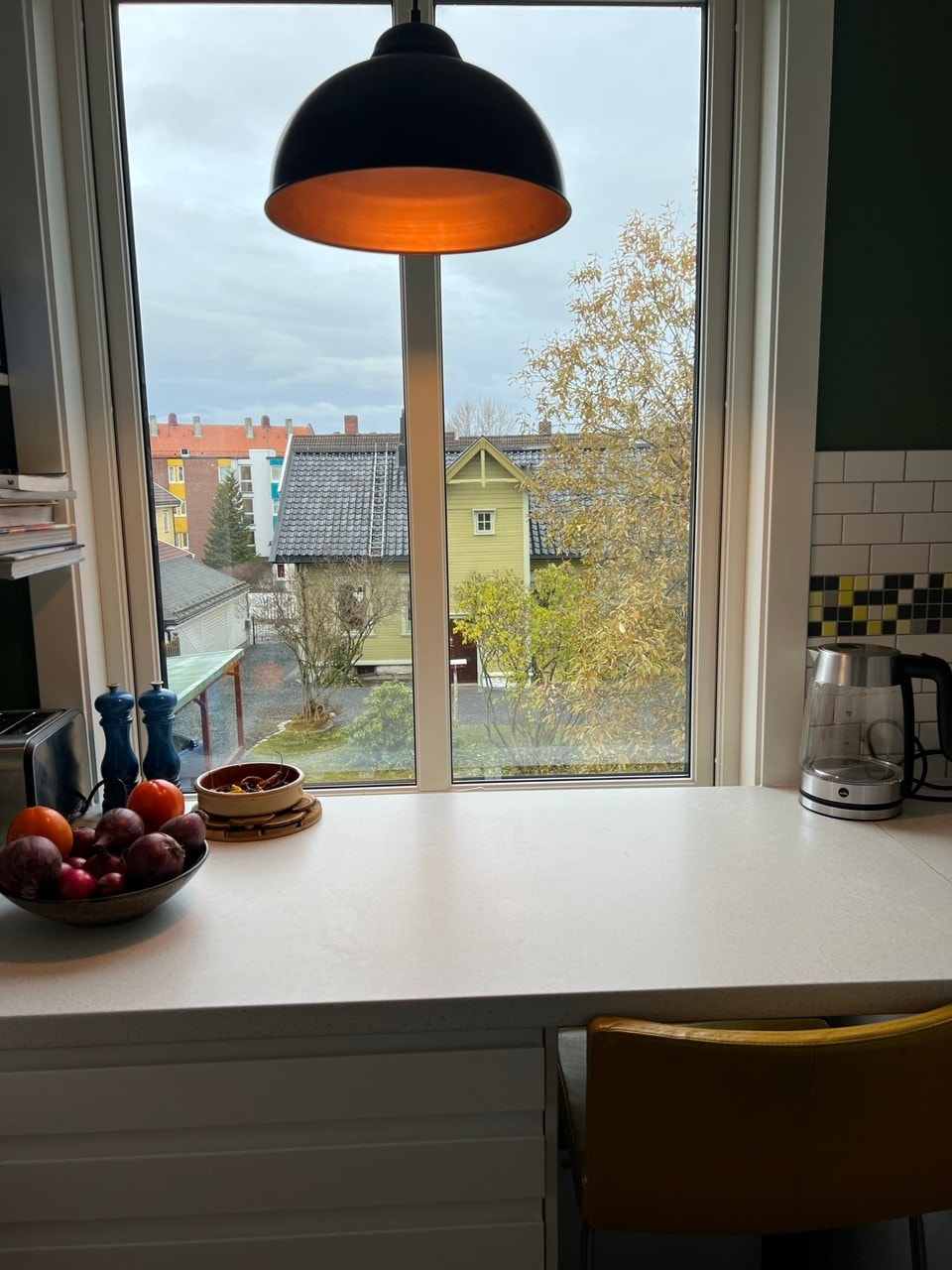 Rolig bakhage og utsikt fra kjøkkenet Galleribilde