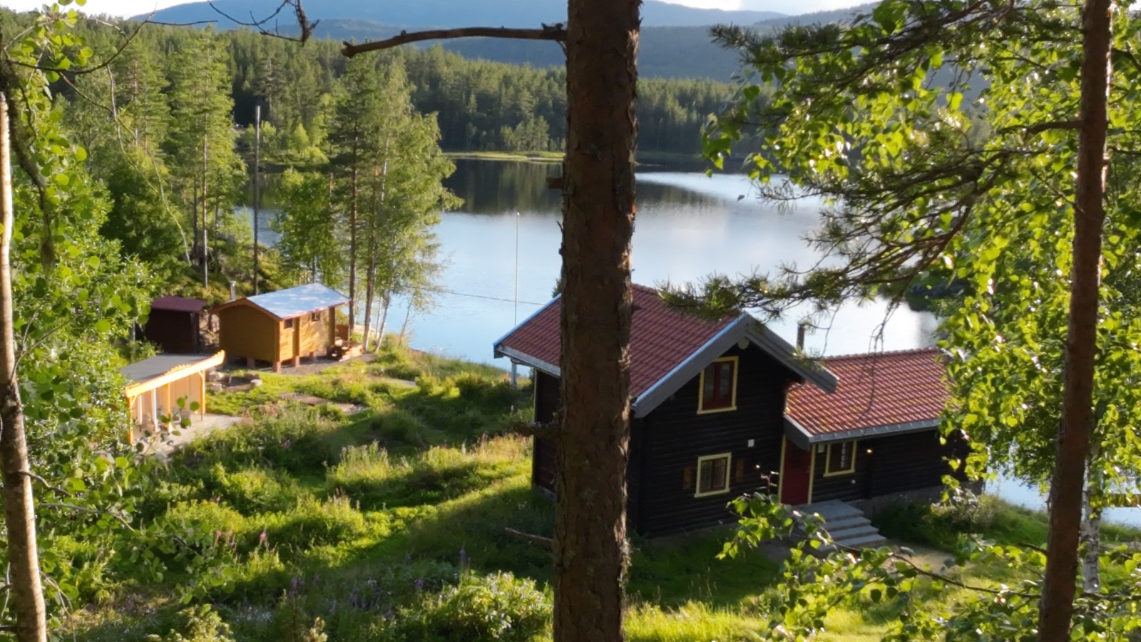 Fra venstre, hagestuen, uthuset, lysthuset og hovedhuset. Galleribilde