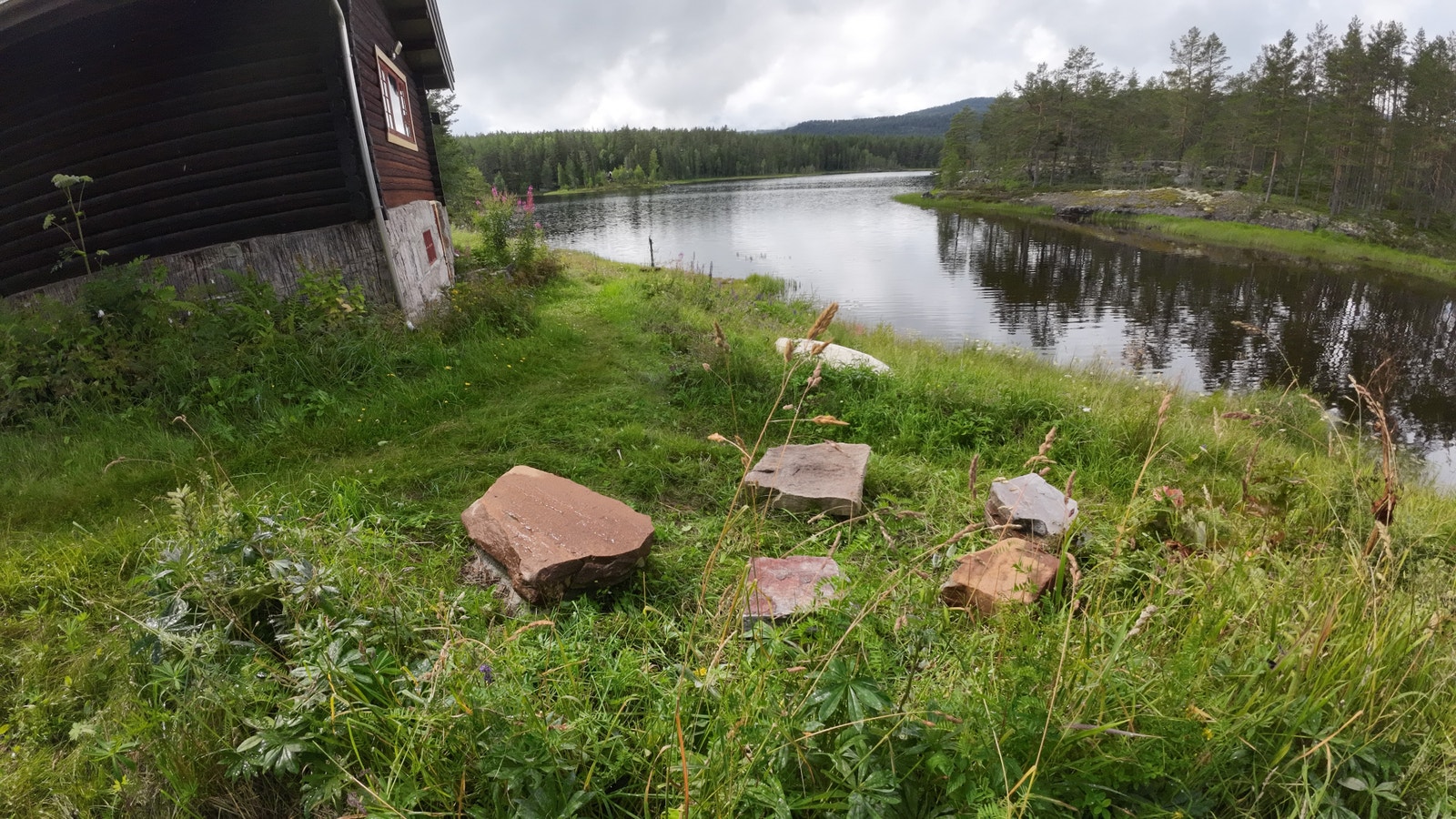 Det er også noen store sittesteiner på forsiden av huset. Galleribilde