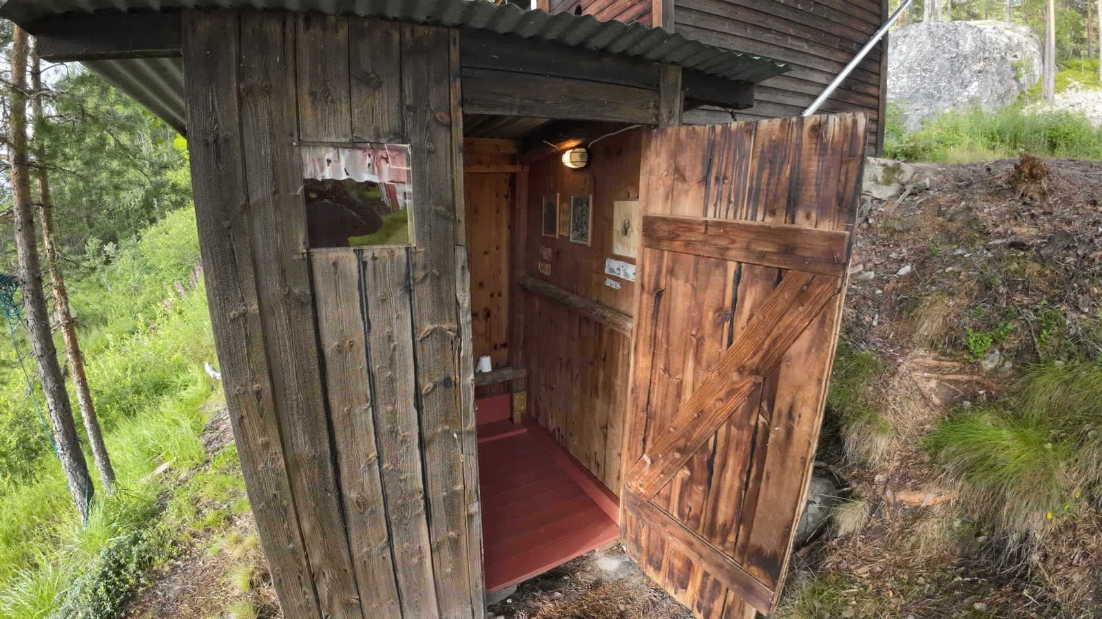 Utedoen. Det er wc inne i hovedhuset. Galleribilde