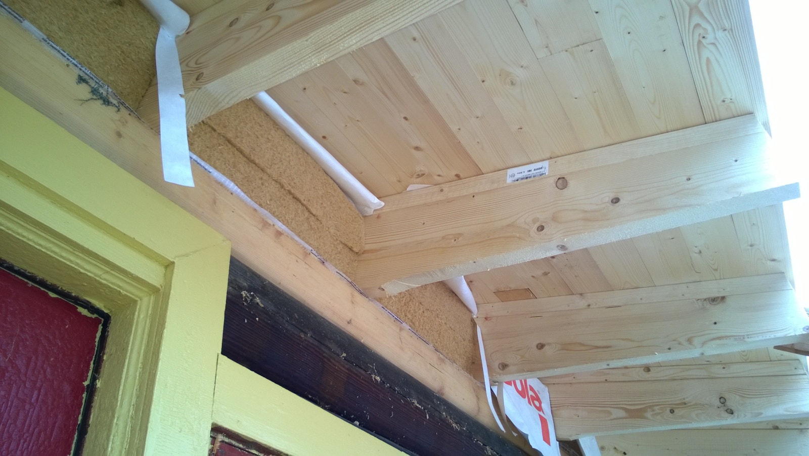 Her ses 20 cm isolasjon med treullfiber da taket ble lagt nytt i 2015. Galleribilde