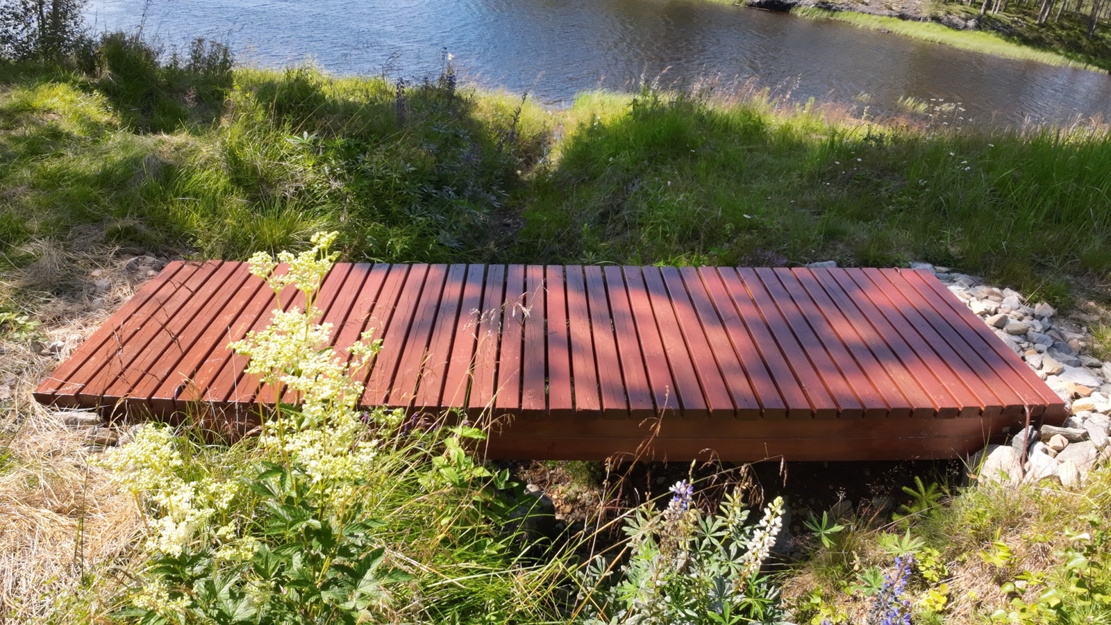Denne kloppen ligger over bekken som går gjennom hagen og ut i Holmevann. Bekken går tørr når det har vært tørke. Galleribilde