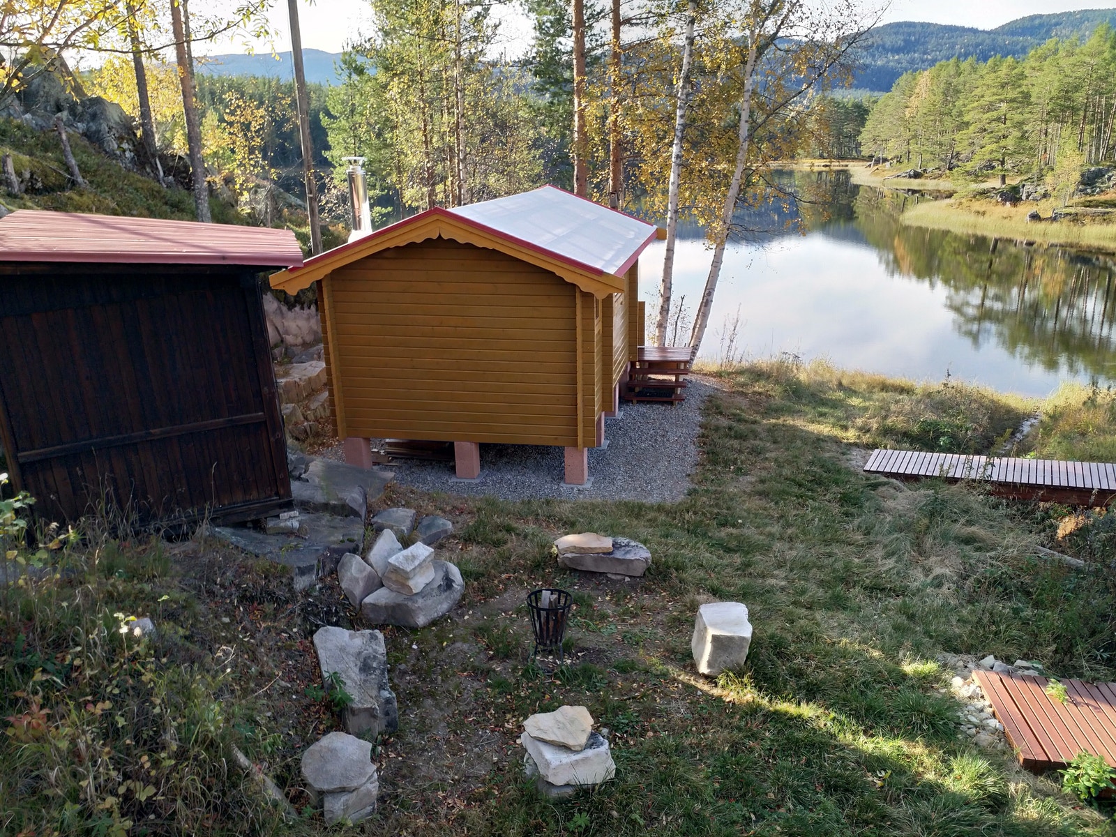 Lysthuset med badstu har kort vei ned til vannet. Galleribilde