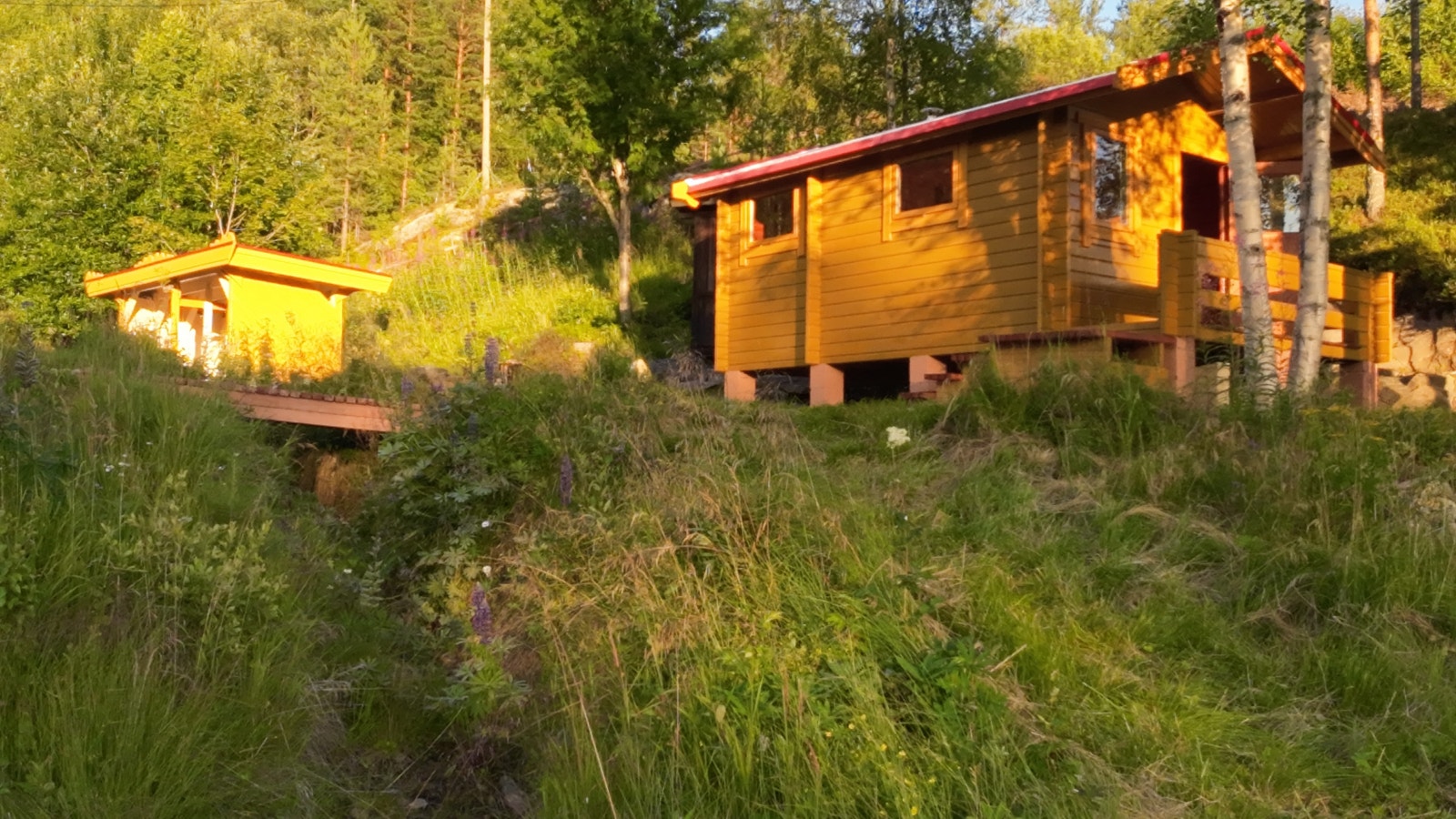 Her går bekken. Hagestuen og lysthuset er ikke brukt siden de ble bygget. Galleribilde