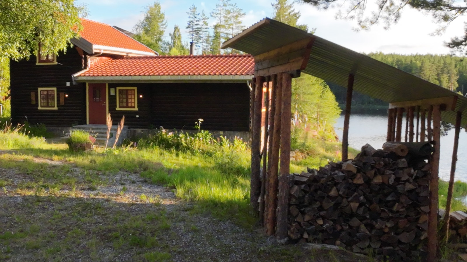 Et enkelt vedstativ med ved hører med. Galleribilde