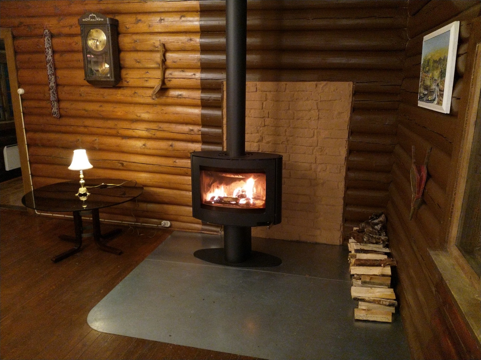 Den store peisovnen i stua varmer godt. Galleribilde