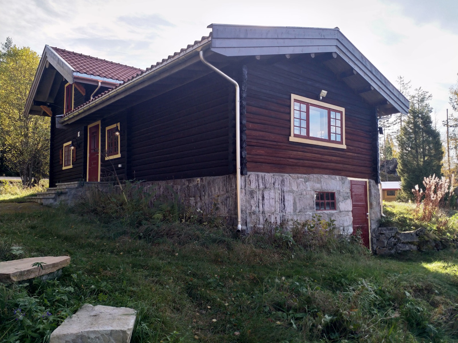 Hovedhuset står på en tykk steinmur. Galleribilde