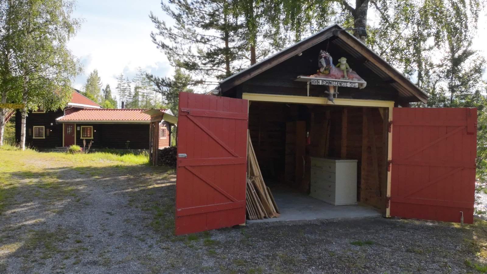 Garasjen med portene åpne. Galleribilde