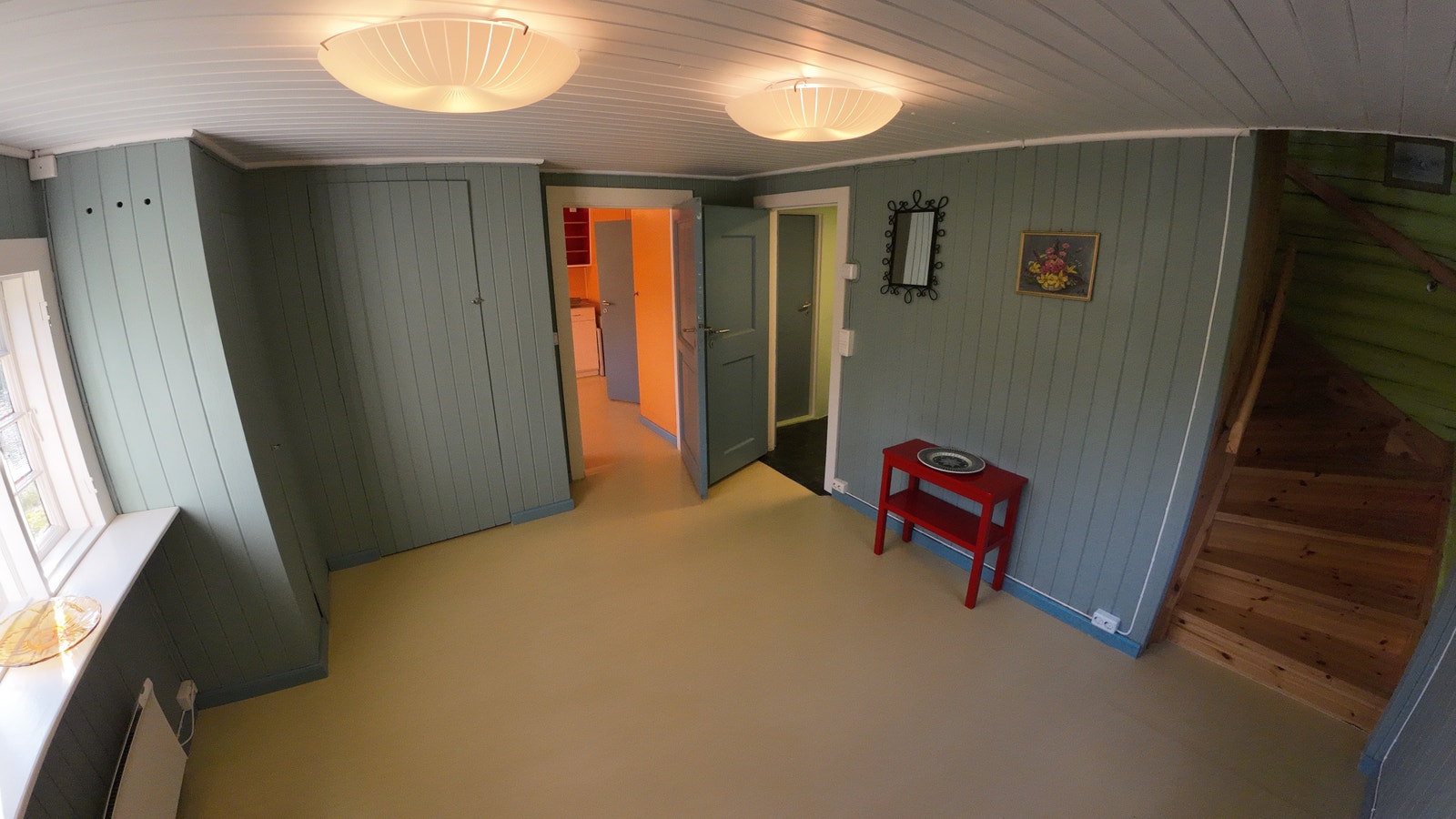 Soverommet i 1. etg med dør mot kjøkken og bad samt trapp opp til soverommet oppe. Galleribilde