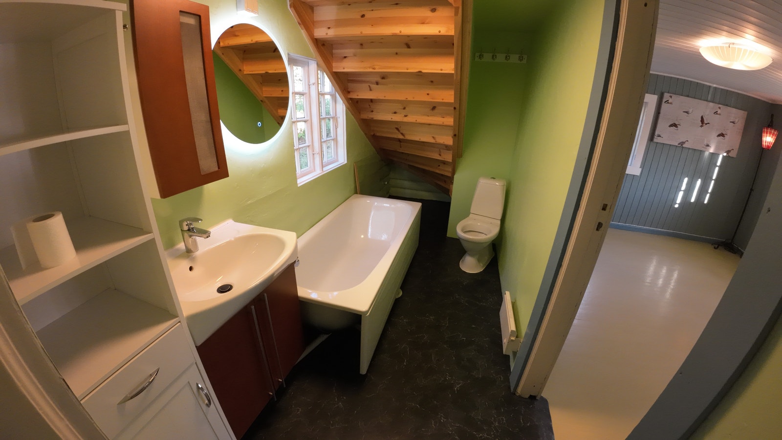 Badet sett fra gangen. Soverom til høyre. Galleribilde