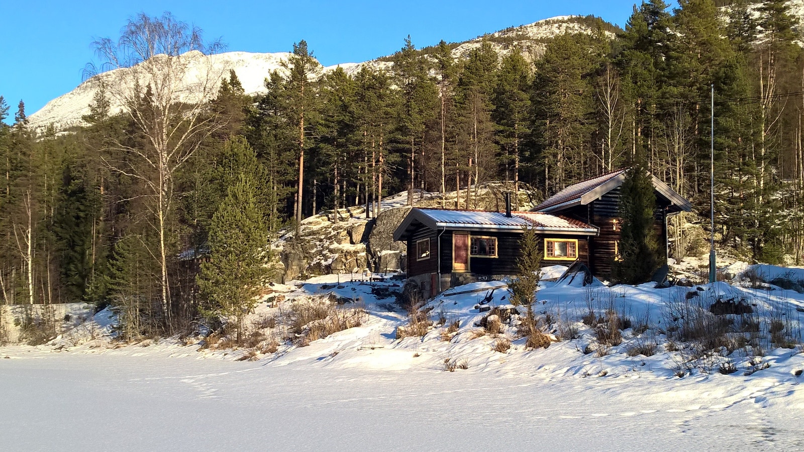 65. Her ses høyfjellet på Blefjell i bakgrunnen av eiendommen. Døren på bildet er nå byttet ut med glassdør. Galleribilde