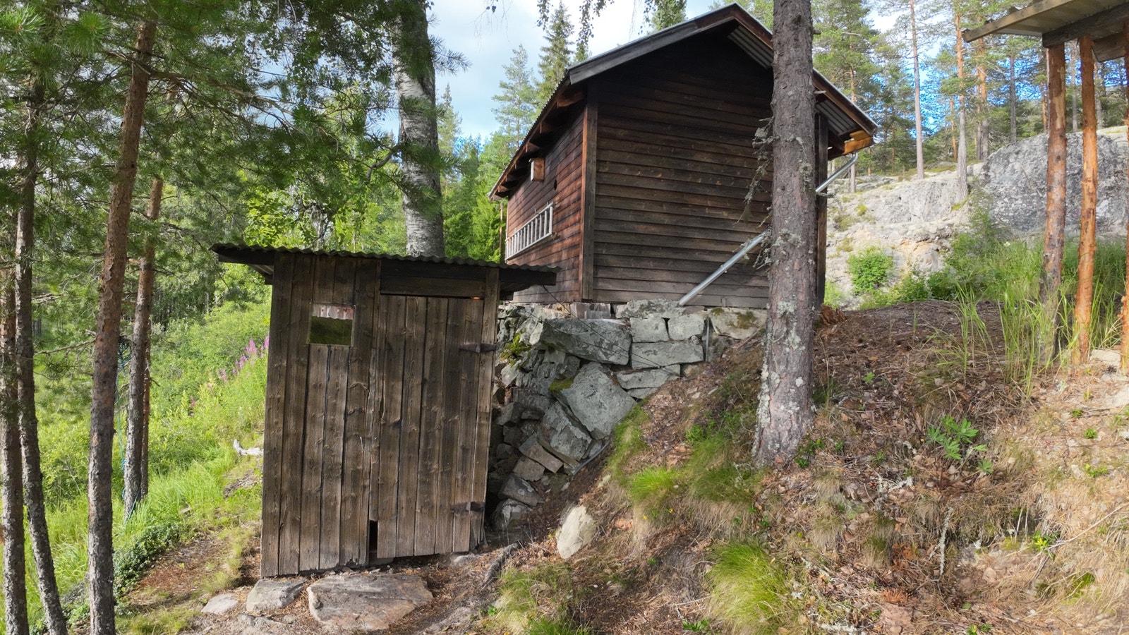 Utedoen til venstre. Garasjen til høyre. Galleribilde