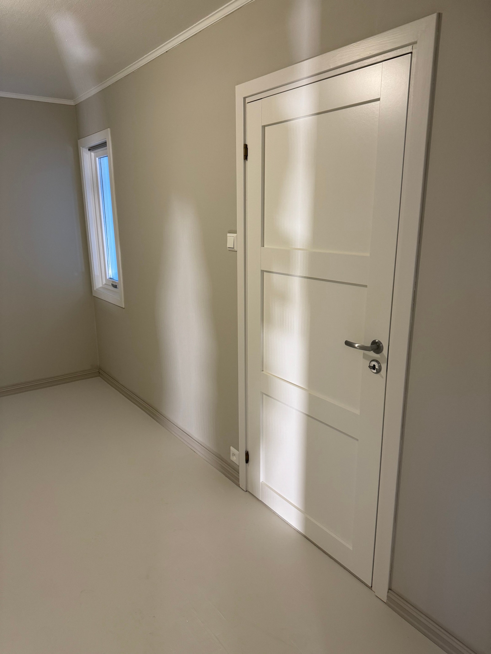 Soverom på 10m2 med dør til bad Galleribilde