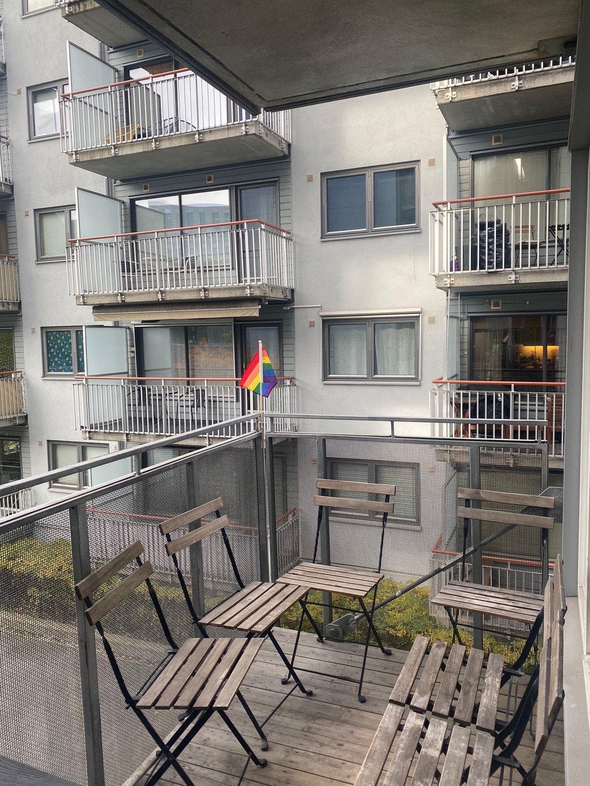 Veranda med utsikt ut mot hyggelig bakgård Galleribilde