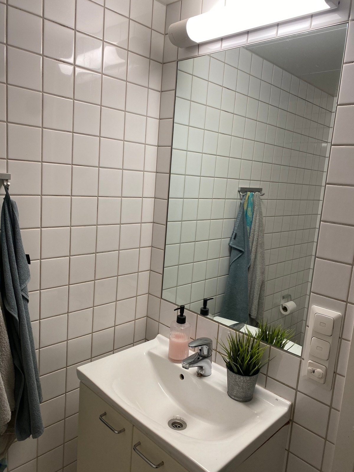Bad med både tørketrommel og vaskemaskin Galleribilde