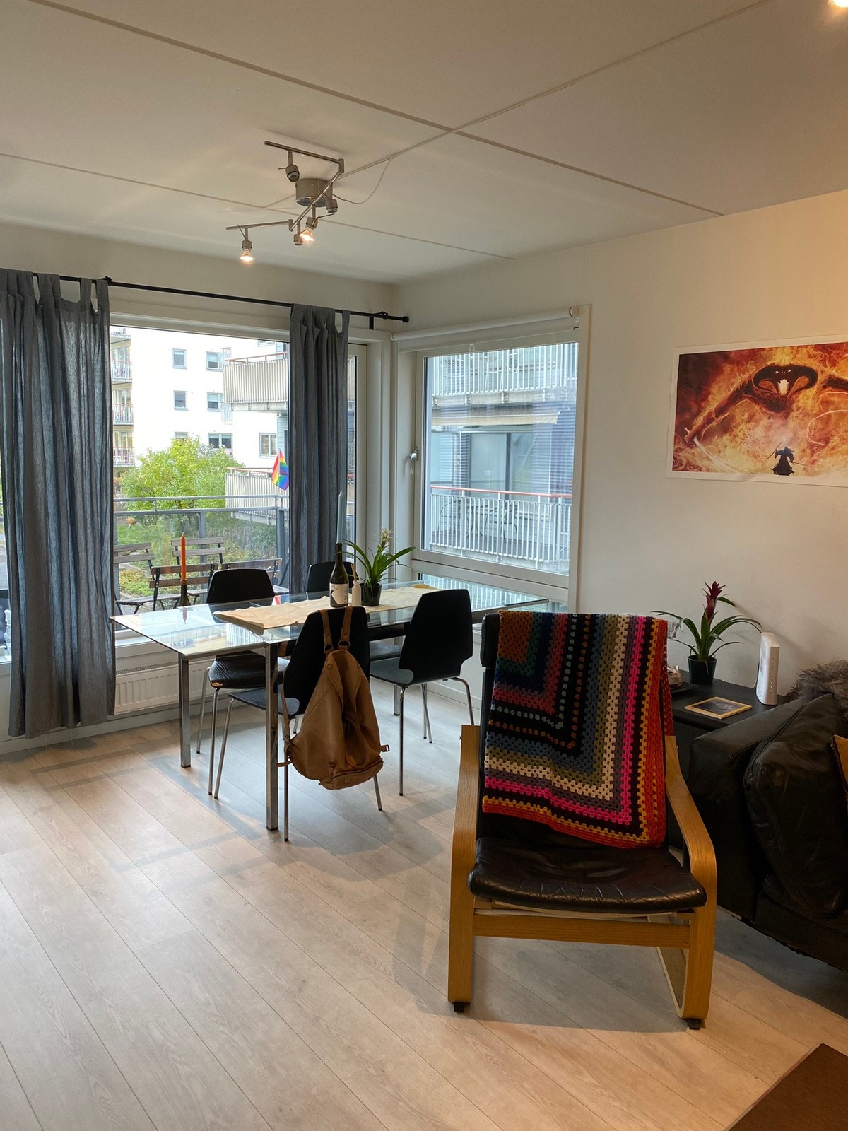 Felles stue/spisestue med plass til mange gjester og naturlig lys Galleribilde