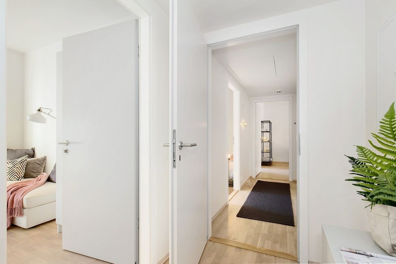 Felles yttergang med plass til jakker og sko Galleribilde