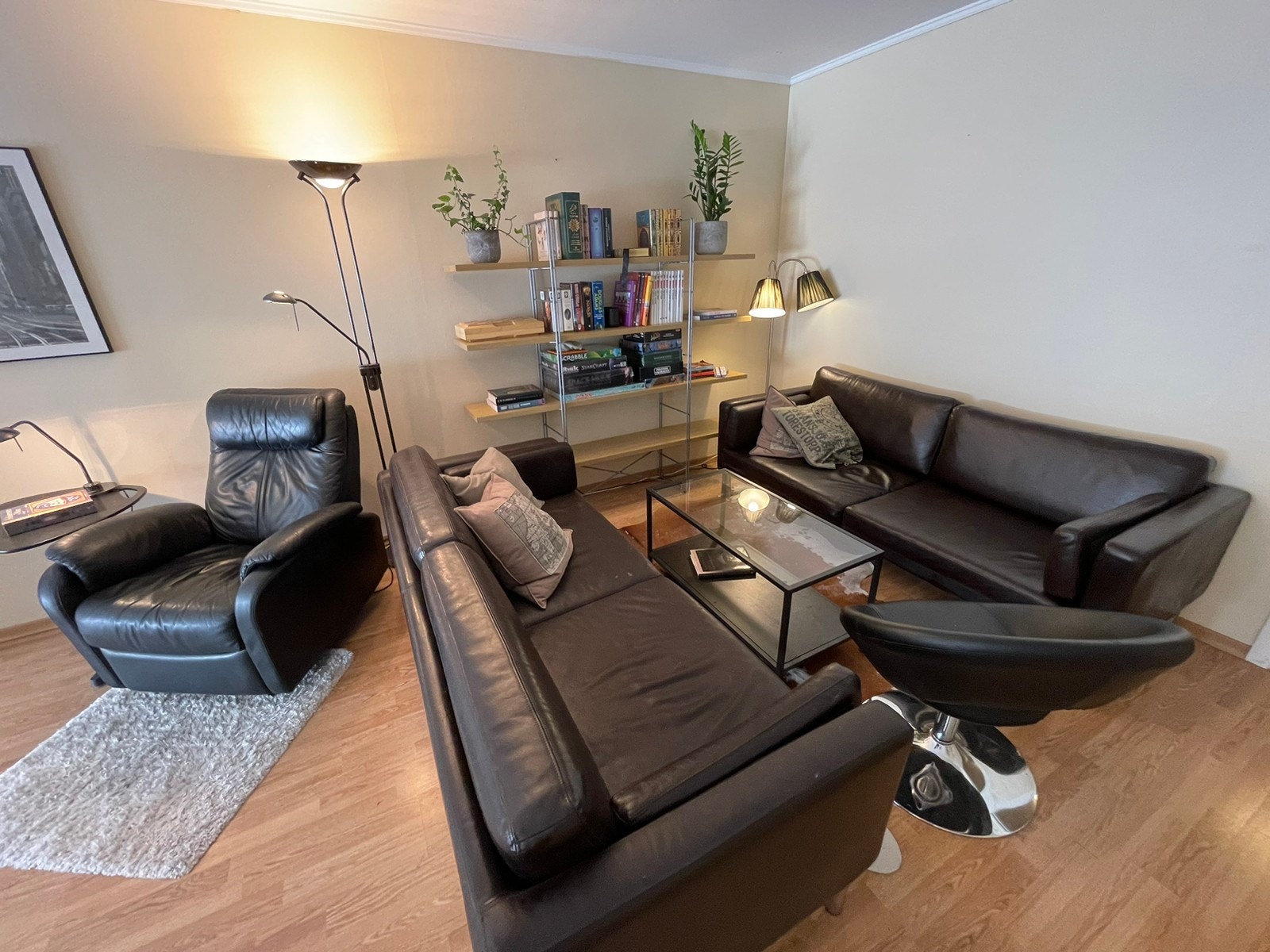 Flere sittegrupper, brettspill Galleribilde