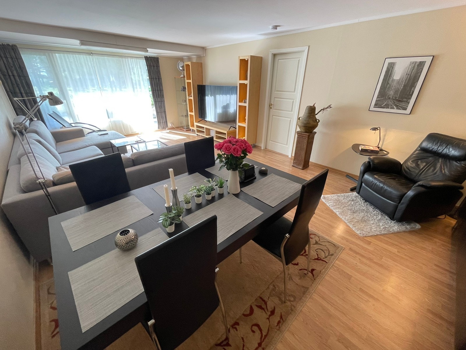 Stor stue, 75" 4K-TV Galleribilde