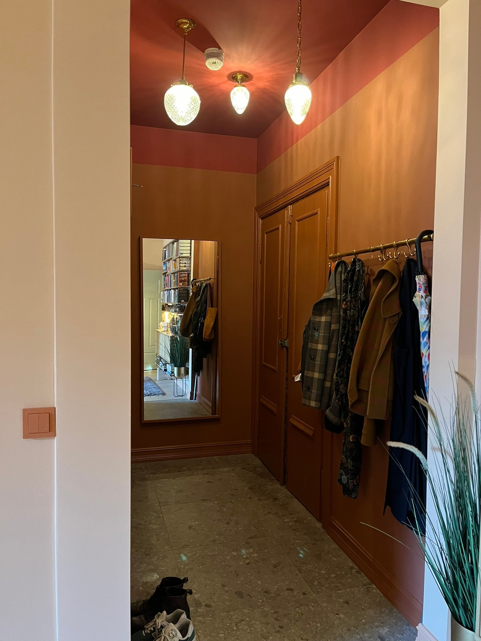 Entré med innebygget skap og kroker på vegg. Varmekabler. Galleribilde