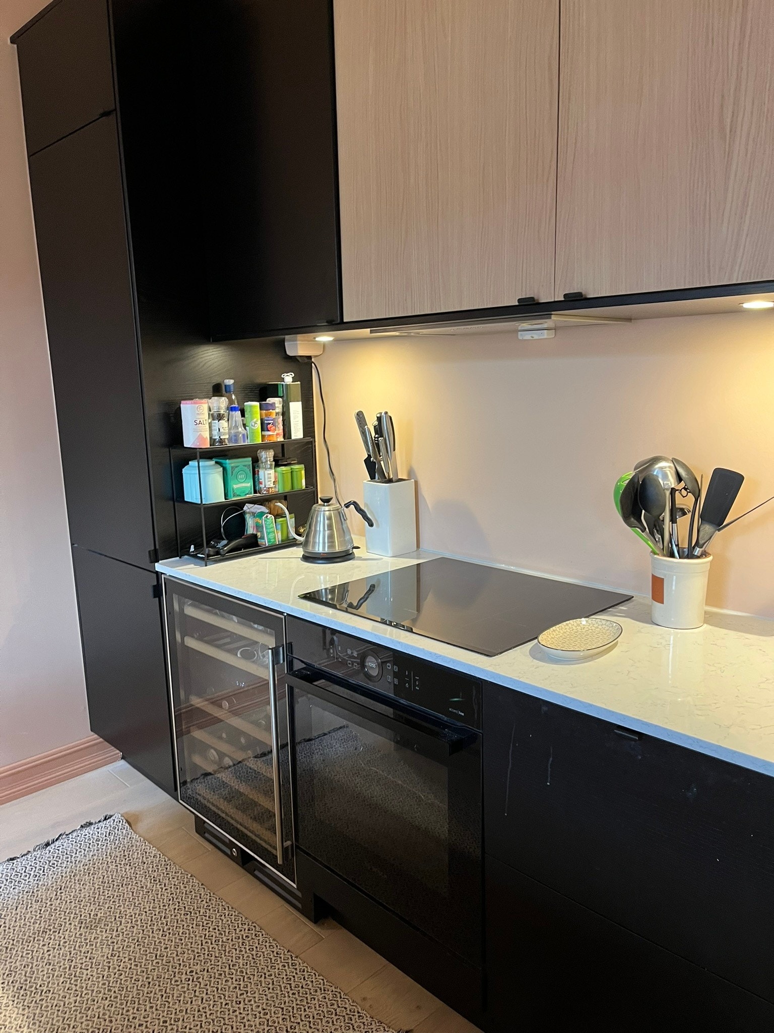 Kjøleskap med fryser, vinskap og induksjonstopp. Stillegående oppvaskmaskin Galleribilde