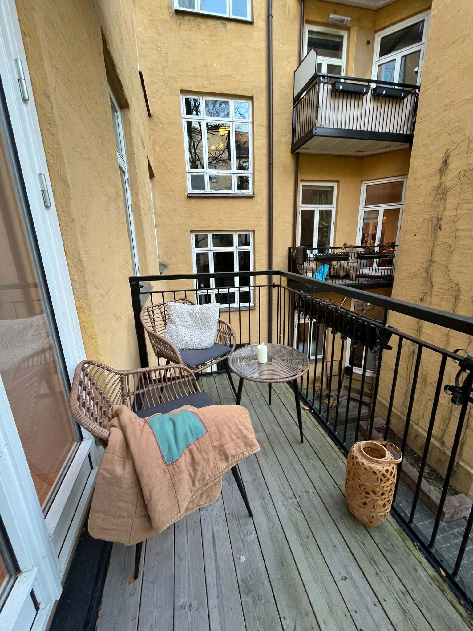 Balkong i stille og fin bakgård Galleribilde