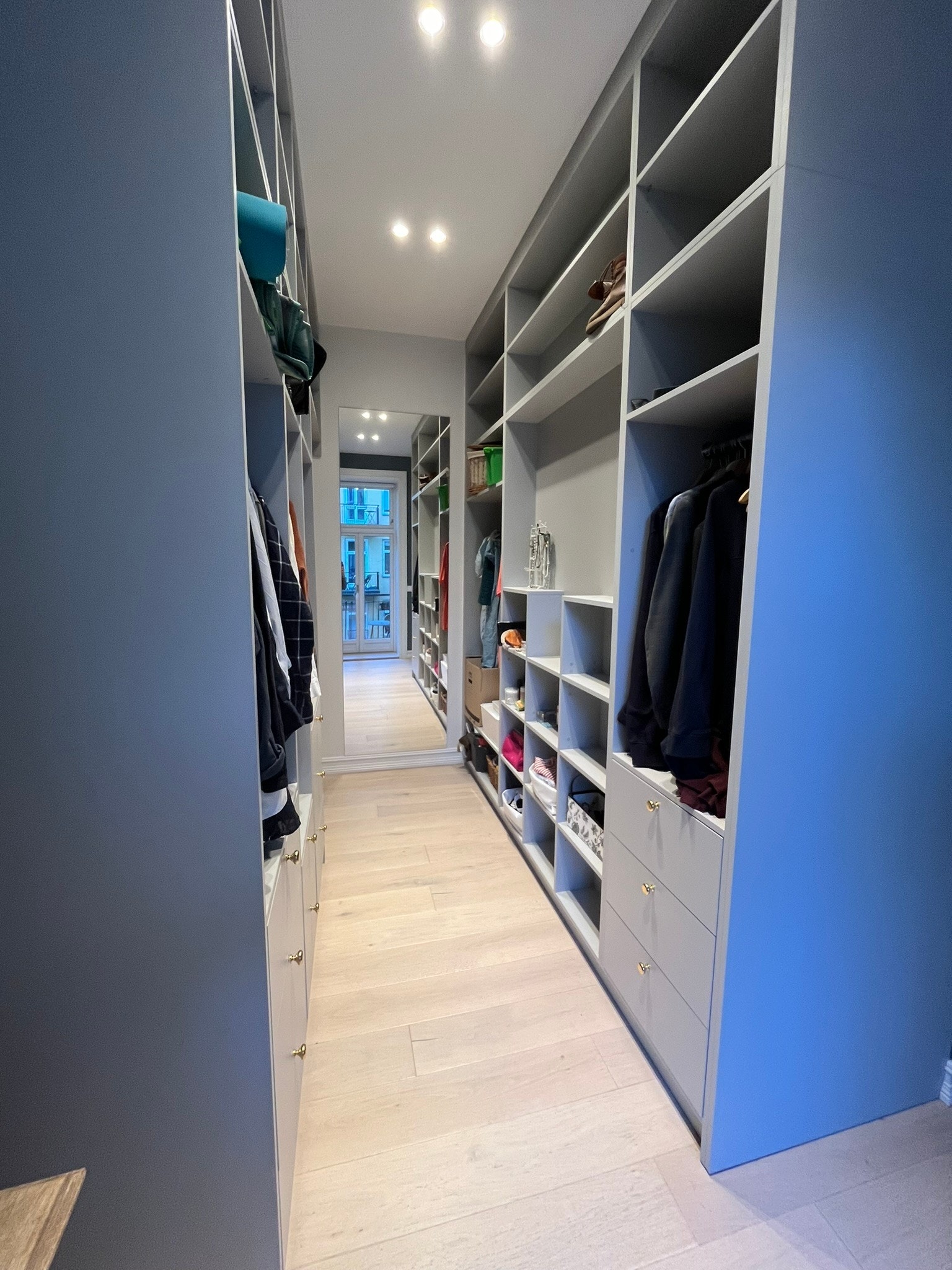 Walk-in garderobe med god plass Galleribilde