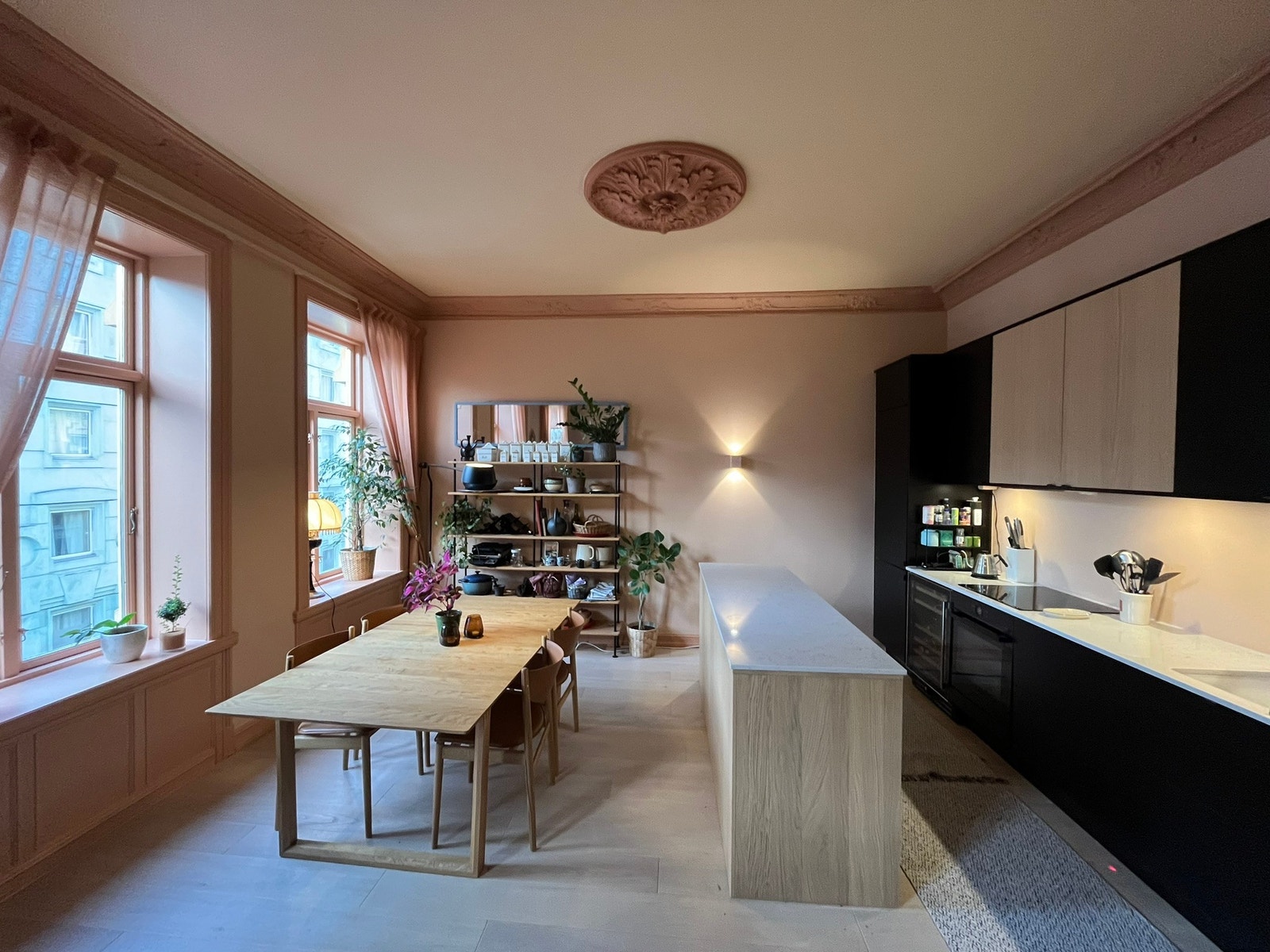 Spisebord og kjøkken Galleribilde