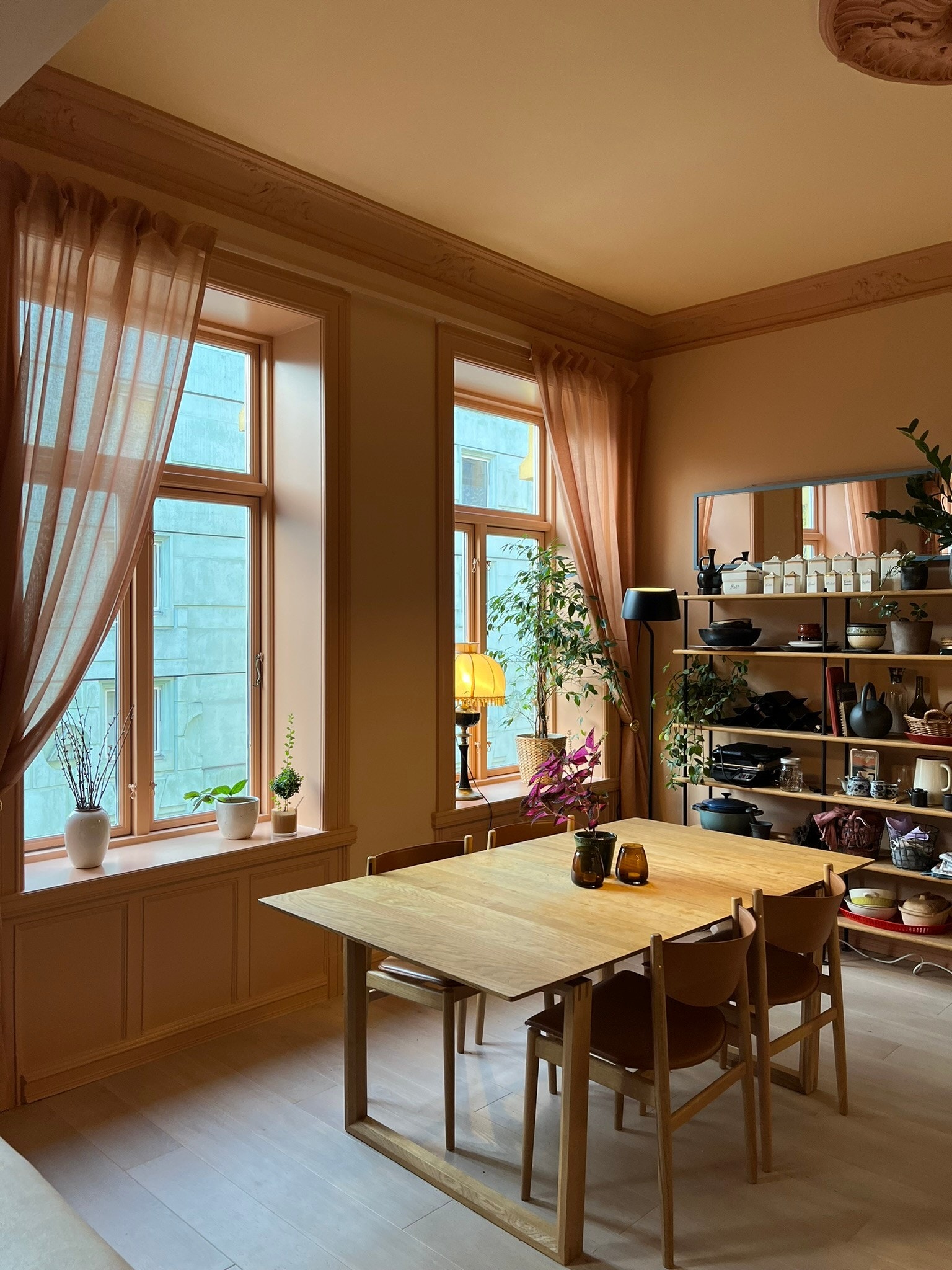 Spisebord (har tre ileggsplater for utvidelse) Galleribilde