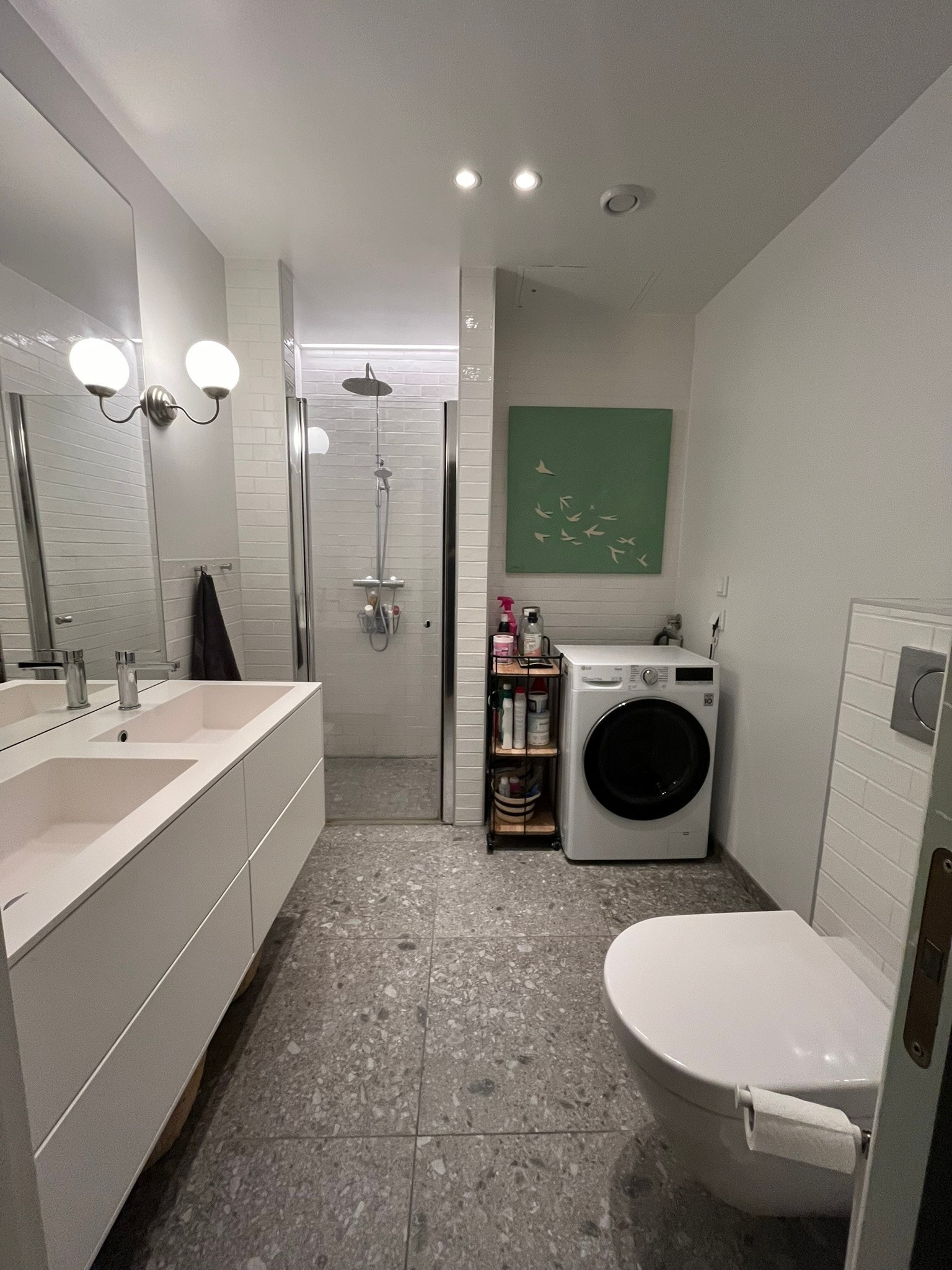 Bad, med varmekabler. Dusjen har regnsfallsdusj og vanlig dusjhode. Dobbelt servant. Galleribilde