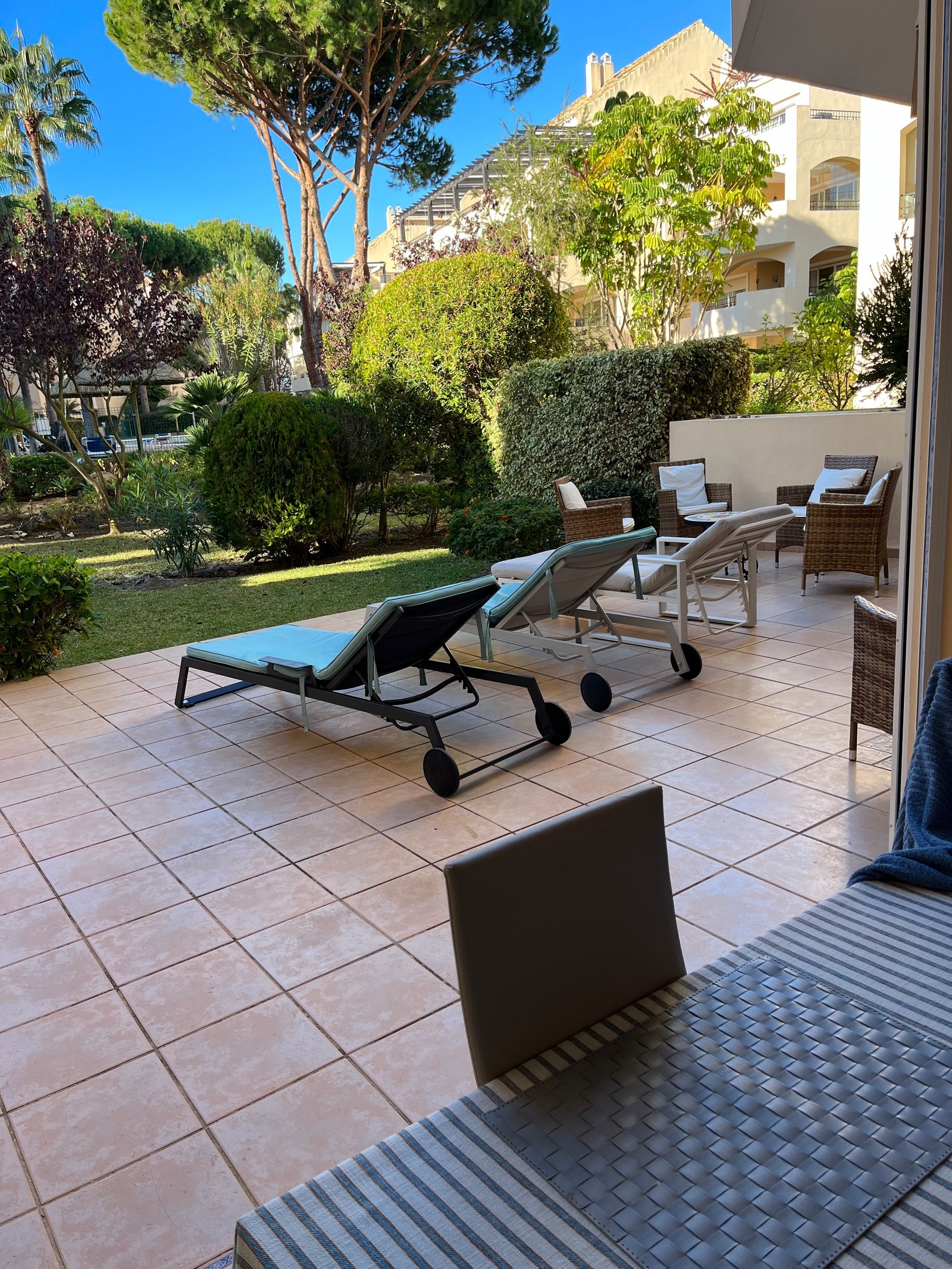 Utvendig terrasse mot svømmebasseng Galleribilde