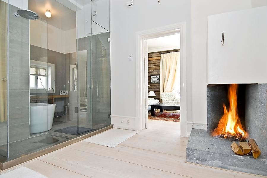 Hovedsoverom med peis og dusj/bad 1. etg. Galleribilde