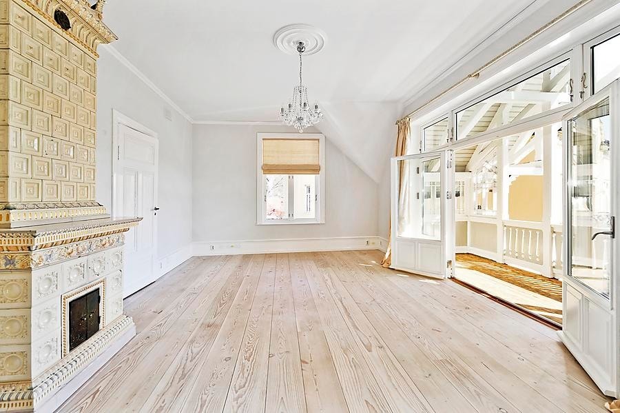 Hovedstue med peisovn og utgang veranda 2. etg. Galleribilde
