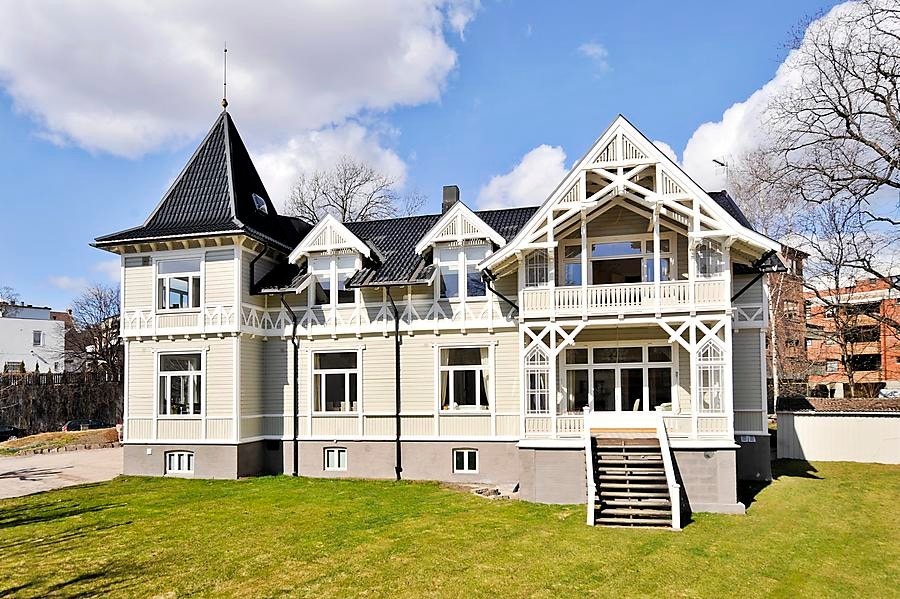 Fasade fra hage Galleribilde
