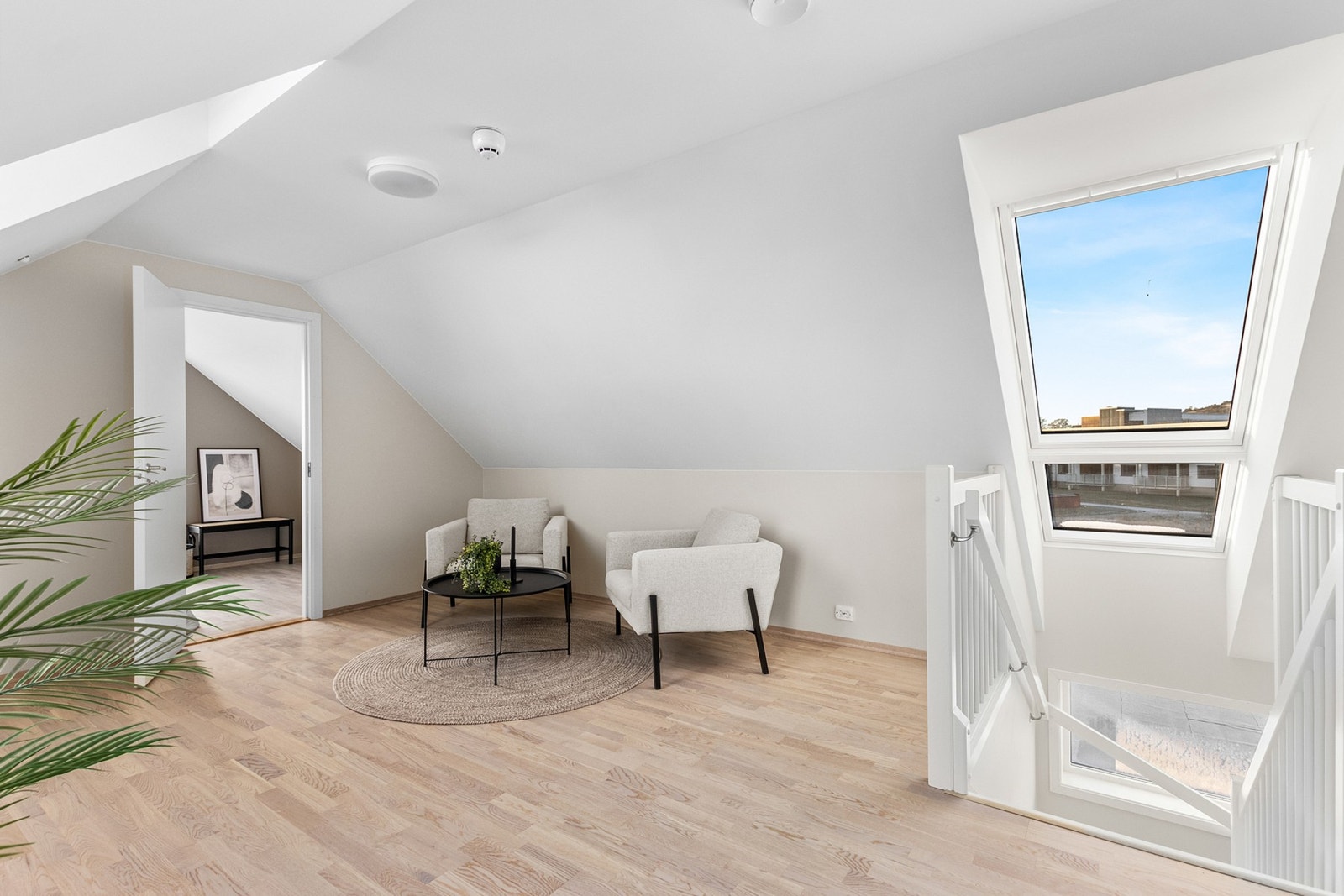 Loft - legg merke til takvindu over trappen. Galleribilde