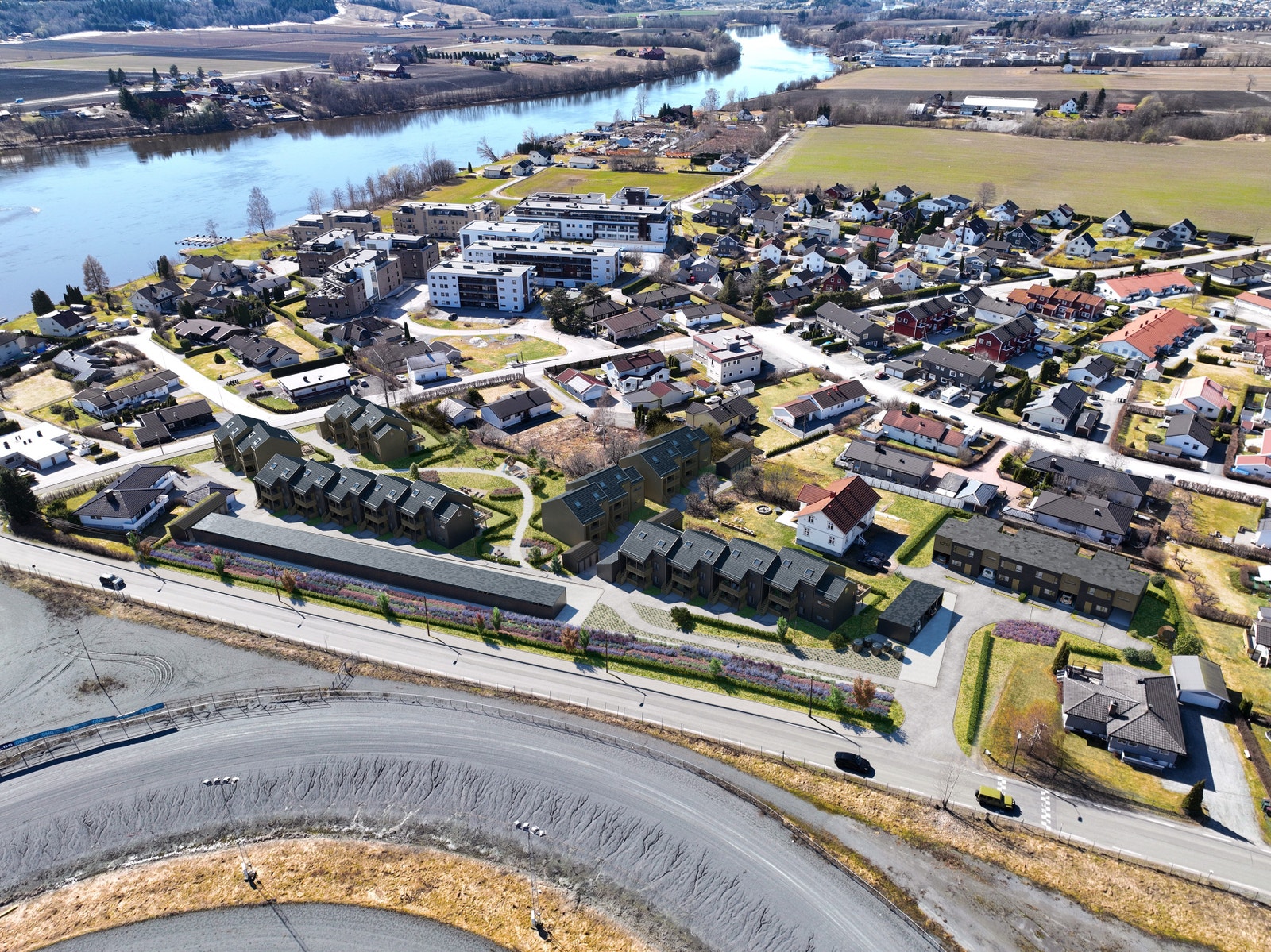 Boligene i Traverenga ser du til høyre på bildet. Nærhet til Drammenselva med fine turmuligheter. Galleribilde