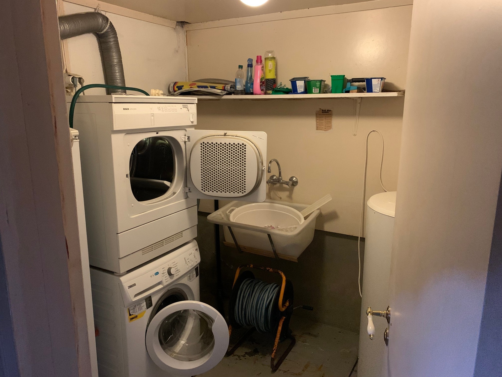 Vaskerom. Vaskemaskin og tørketrommel følger med i leien. Galleribilde
