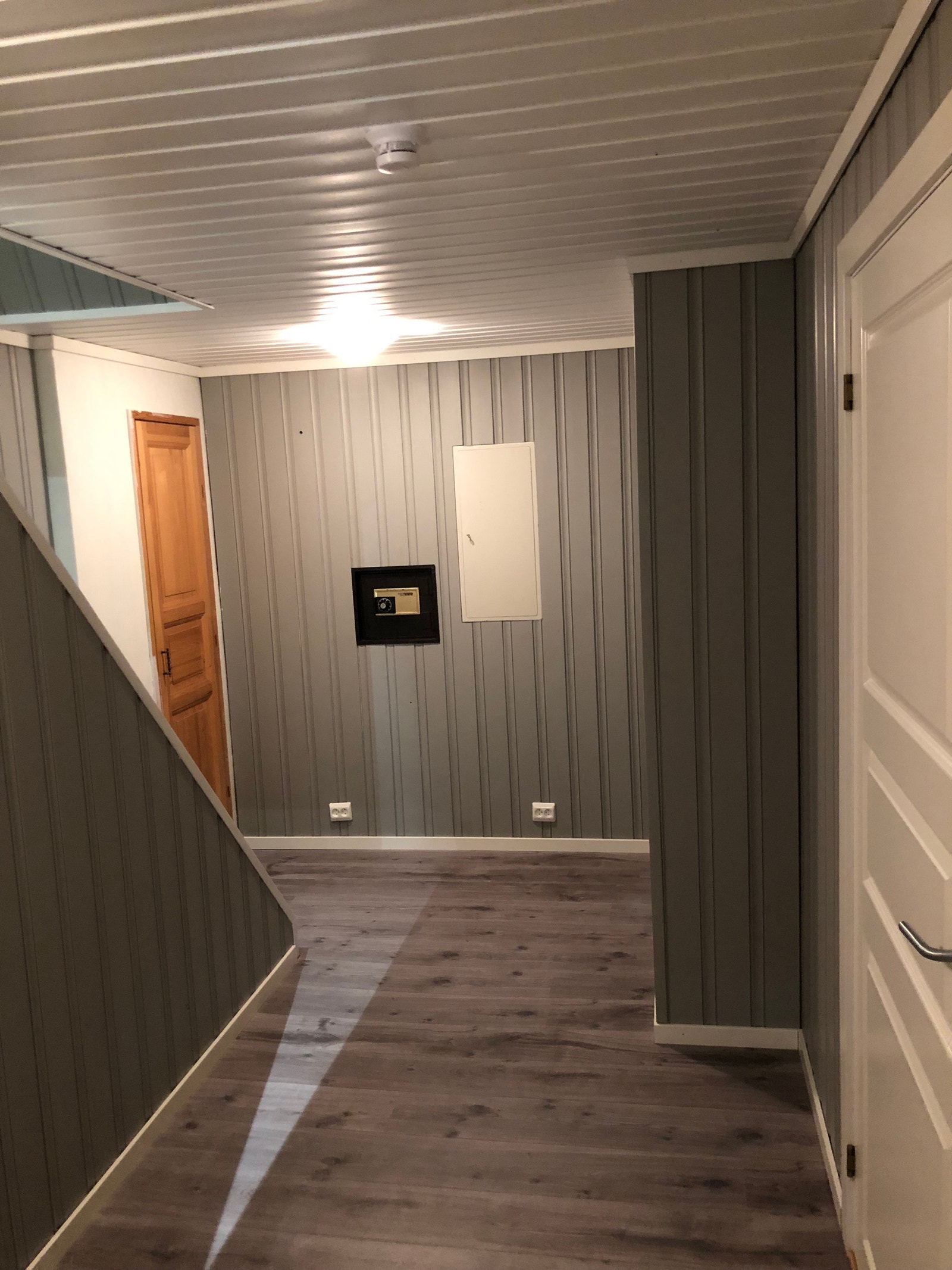 Innergang, kjeller. Galleribilde