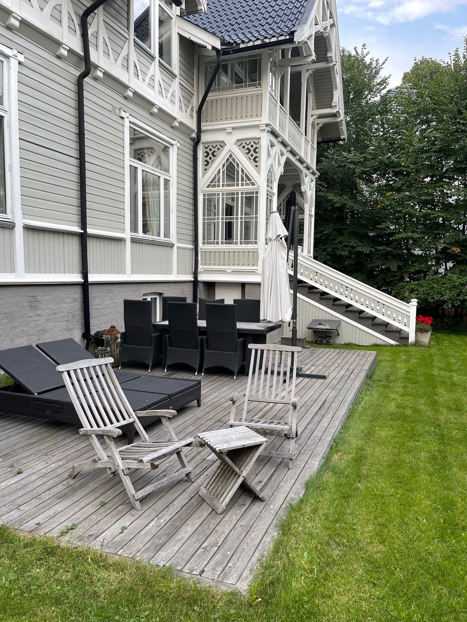 Terrasse i hage Galleribilde