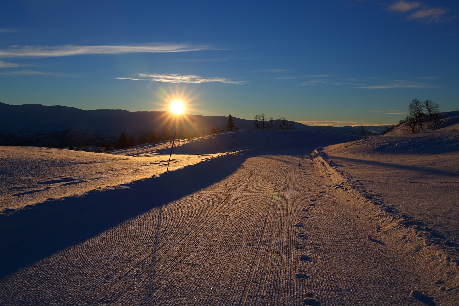 Skiløypa på Hanguren i solnedgang. Galleribilde