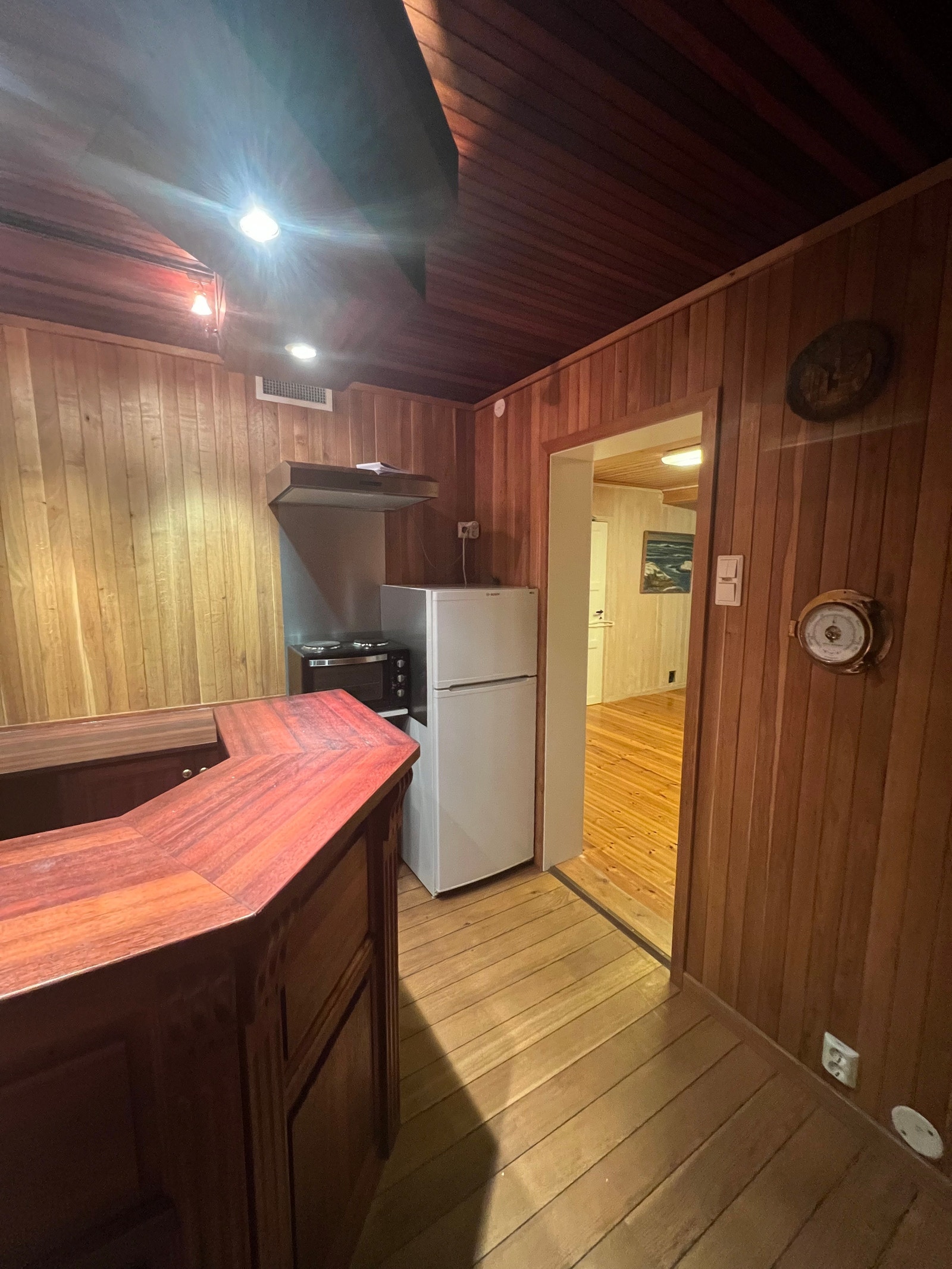 Kjøkken har både kjøleskap, ovn, mikrobølgeovn Galleribilde