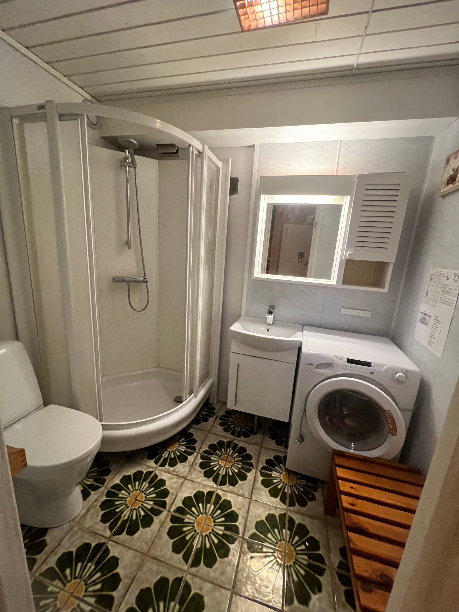 Toalett - 9 m2 med oppvarming i gulv har dusjekabinet, vasken, vaskemaskin Galleribilde