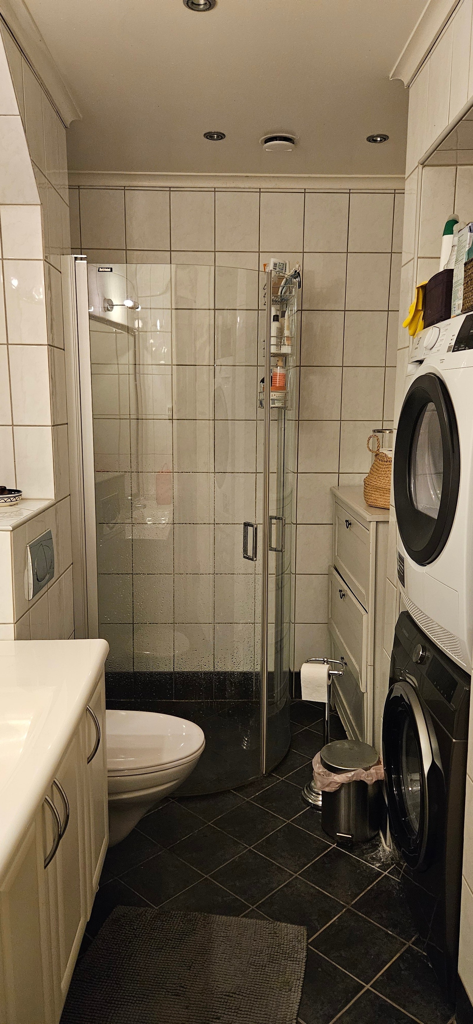 Badet - med vaskemaskin og tørketrommel Galleribilde