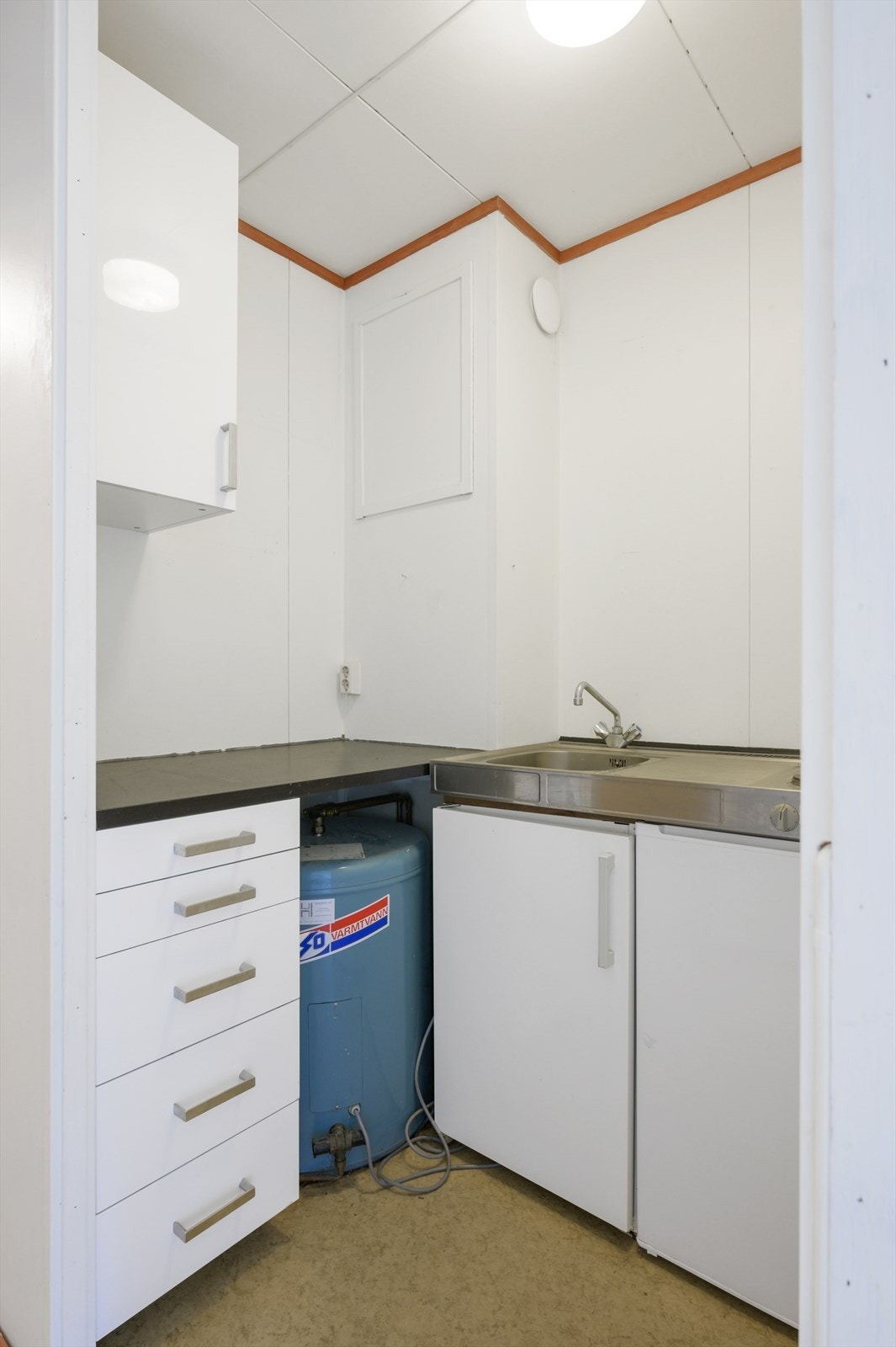 Kjøkkenkrok med varmtvannsbereder Galleribilde