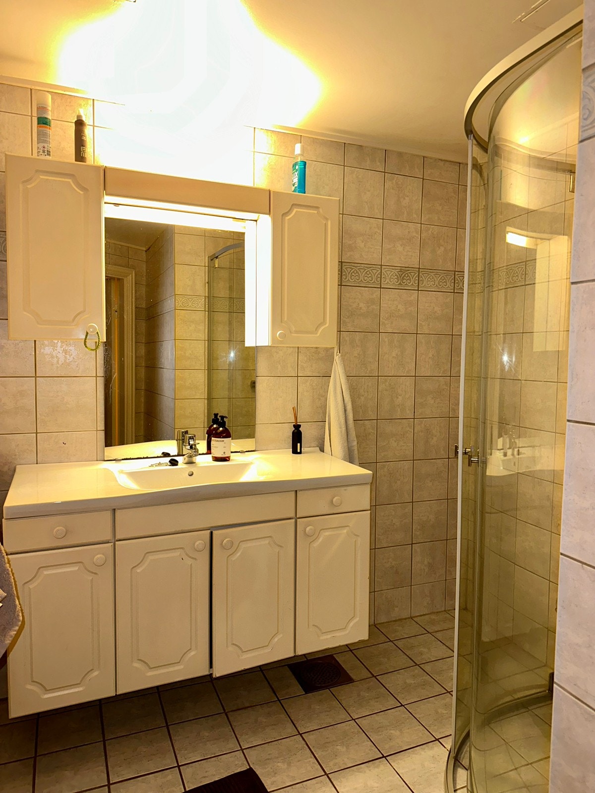 Badet ser litt utdatert ut, men alt fungerer som det skal :) Galleribilde