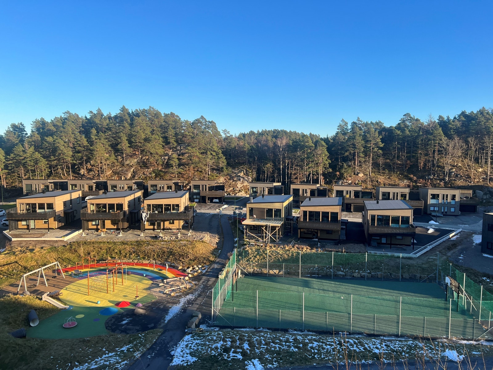 Kvartalslekeplass og ballbinge i Thulittveien like ved. Galleribilde