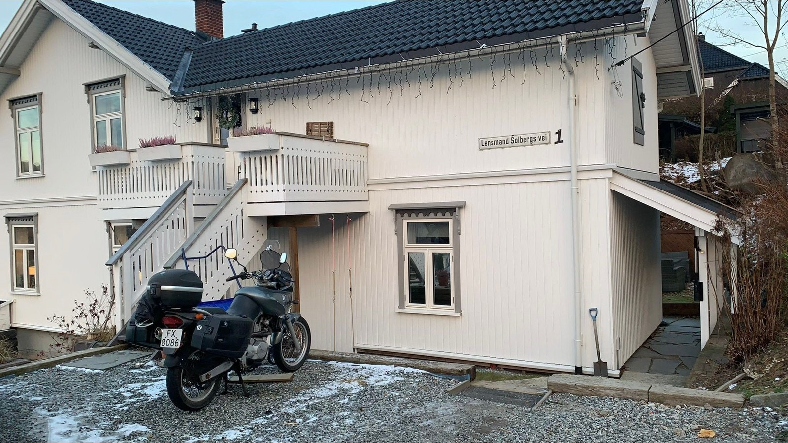 Fremsiden av huset. Inngang på baksiden Galleribilde